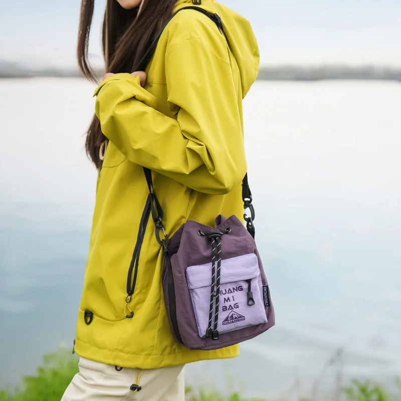 Outdoor color-blocked crossbody bag for men and women, drawstring closure, single-shoulder commuter bag, travel hiking bucket ba
Outdoor color-blocked crossbody bag for men and women, drawstring closure, single-shoulder commuter bag, travel hiking bucket ba