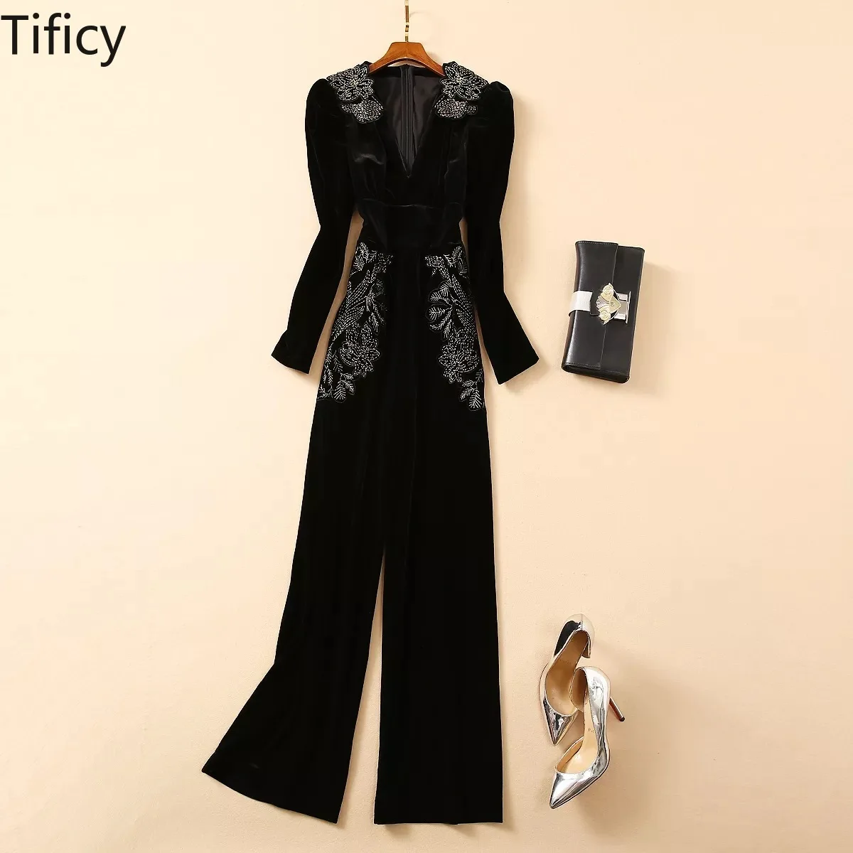 TIFICY 2024 Autumn High Quality Women's V-neck Bubble Sleeves Black Gold Thread Embroidered Wide Leg Velvet Jumpsuit
TIFICY 2024 Autumn High Quality Women's V-neck Bubble Sleeves Black Gold Thread Embroidered Wide Leg Velvet Jumpsuit
