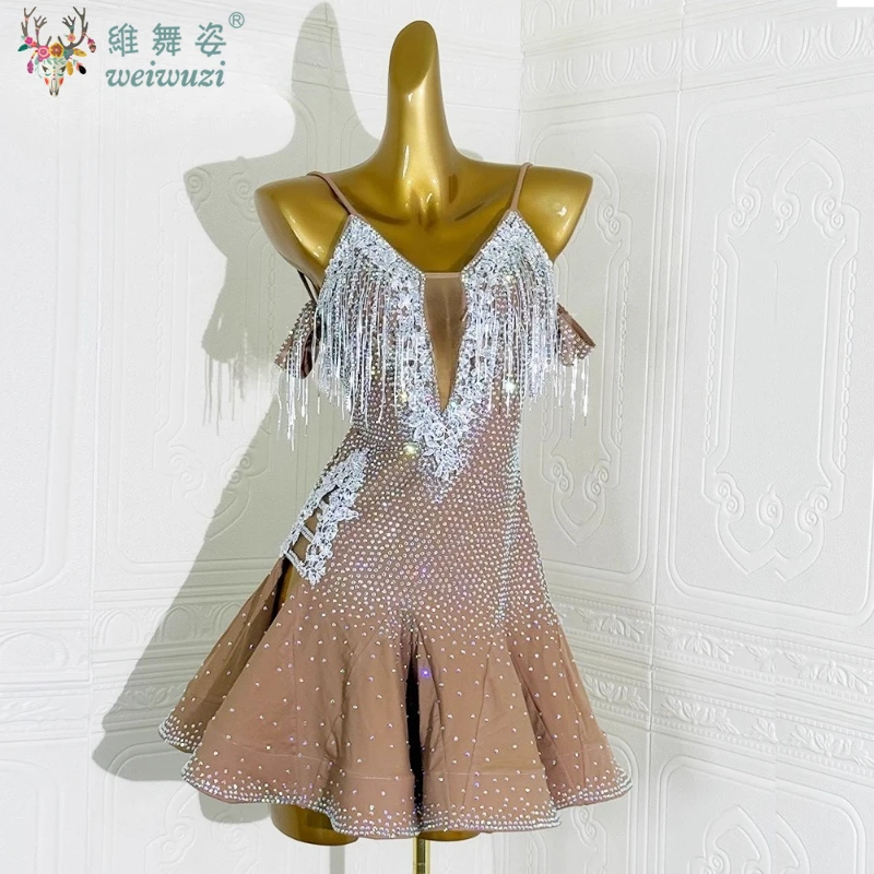 Платье для соревнований по латинским танцам, высококачественное облегающее платье без рукавов с бриллиантами, ча-ча, танго, профессиональная одежда для сцены для взрослых
Платье для соревнований по латинским танцам, высококачественное облегающее платье без рукавов с бриллиантами, ча-ча, танго, профессиональная одежда для сцены для взрослых