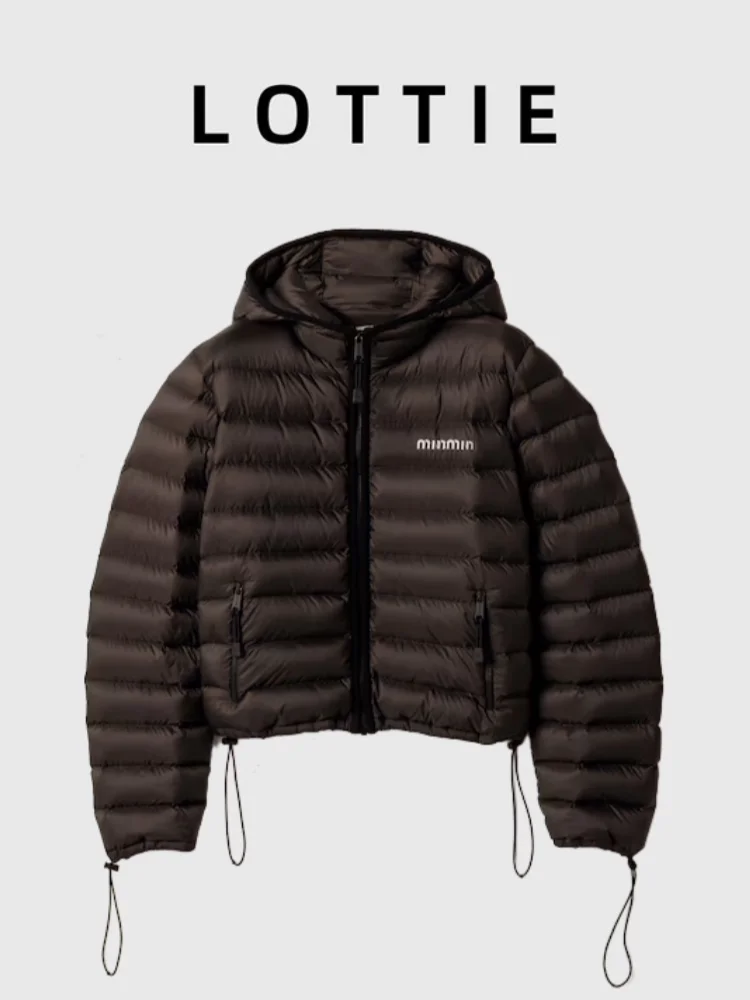 Lottie High-End Autumn Winter New Sle Women's Nylon Jaet with Zipper And Hat Embroidered Letter Logo down Filled Coat
Lottie High-End Autumn Winter New Sle Women's Nylon Jaet with Zipper And Hat Embroidered Letter Logo down Filled Coat