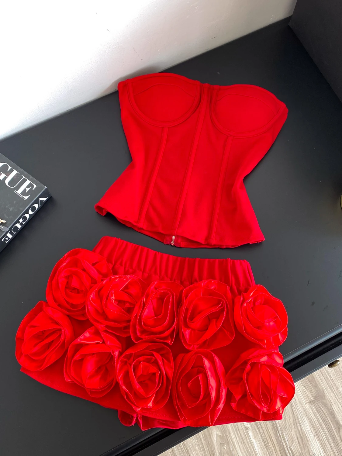 Fashionable Red Bustier Top And Short Skirt Set with 3D Flower Embellishments Slimming Design Two-Piece Ensemble for Women
Fashionable Red Bustier Top And Short Skirt Set with 3D Flower Embellishments Slimming Design Two-Piece Ensemble for Women