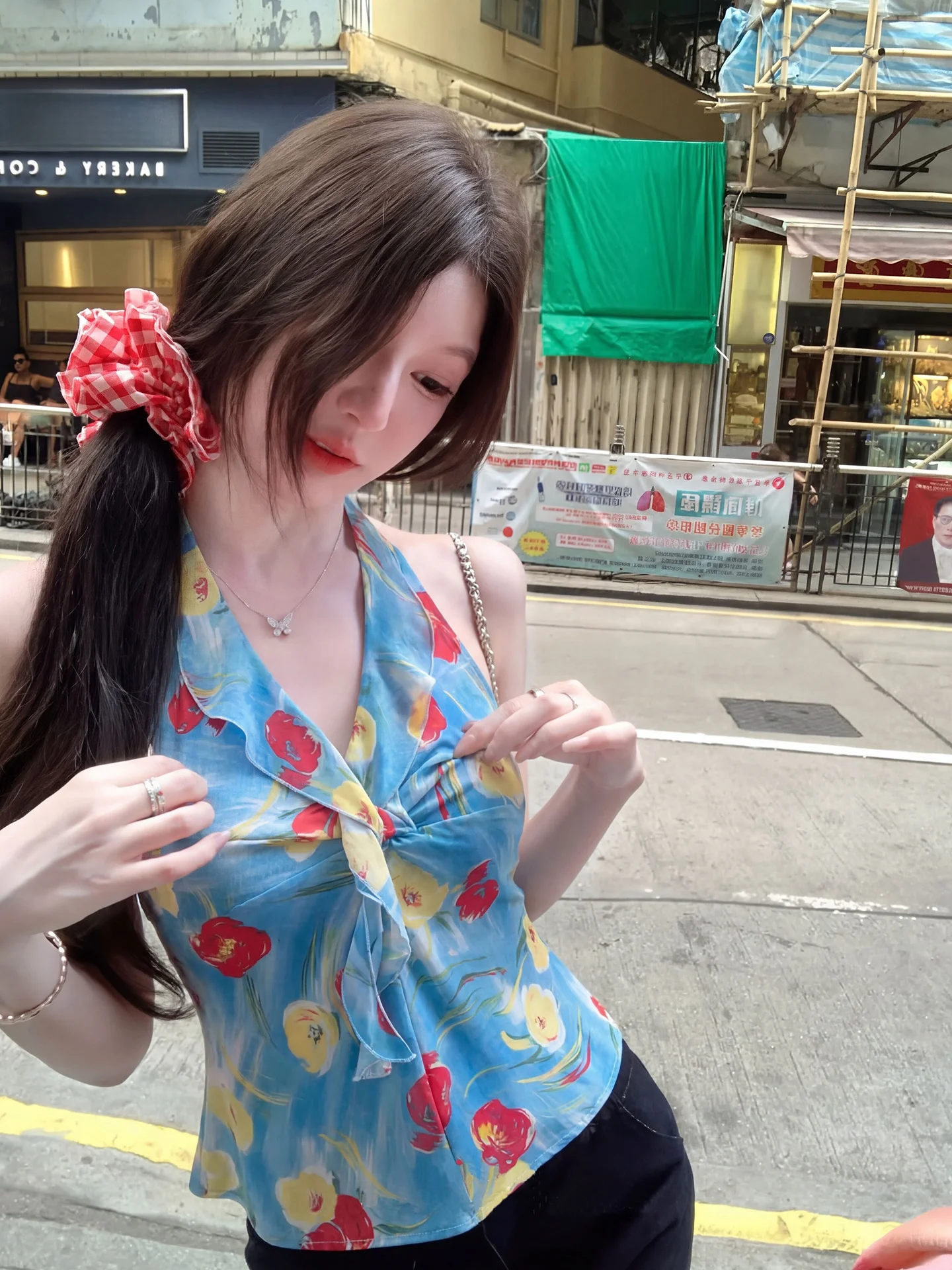 Blue Floral Print Short V-Neck Women's Top Sexy Neck Hanging Neck Design Summer Spring Season New Style Polyester Fiber Blouse
Blue Floral Print Short V-Neck Women's Top Sexy Neck Hanging Neck Design Summer Spring Season New Style Polyester Fiber Blouse
