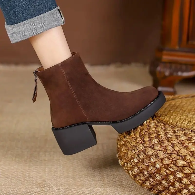 Ботильоны с круглым носком, зимние теплые женские короткие туфли высокого качества на массивном каблуке, дизайнерские роскошные новые ботильоны для женщин
Ботильоны с круглым носком, зимние теплые женские короткие туфли высокого качества на массивном каблуке, дизайнерские роскошные новые ботильоны для женщин