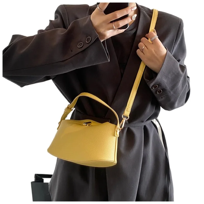 Simple fashion senior sense of handbag bag female 2025 spring and summer new large capacity daily commuting bucket bags
Simple fashion senior sense of handbag bag female 2025 spring and summer new large capacity daily commuting bucket bags