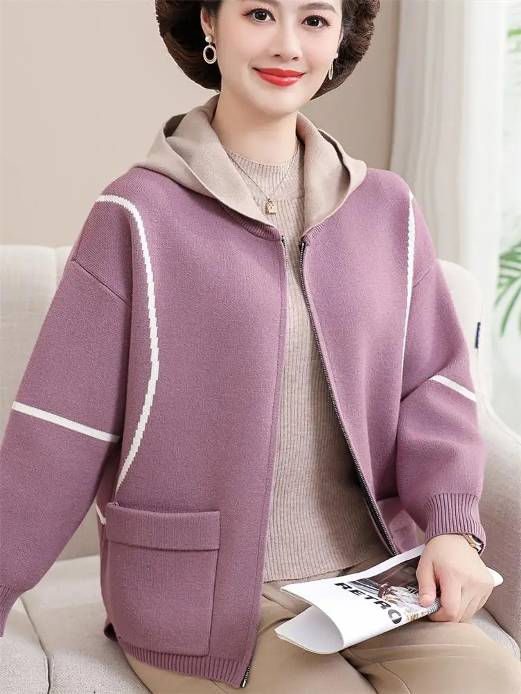 Модный вязаный кардиган с капюшоном для женщин среднего возраста, осенняя одежда больших размеров, верхняя одежда на весну и лето от MAO @ IFEI
Модный вязаный кардиган с капюшоном для женщин среднего возраста, осенняя одежда больших размеров, верхняя одежда на весну и лето от MAO @ IFEI