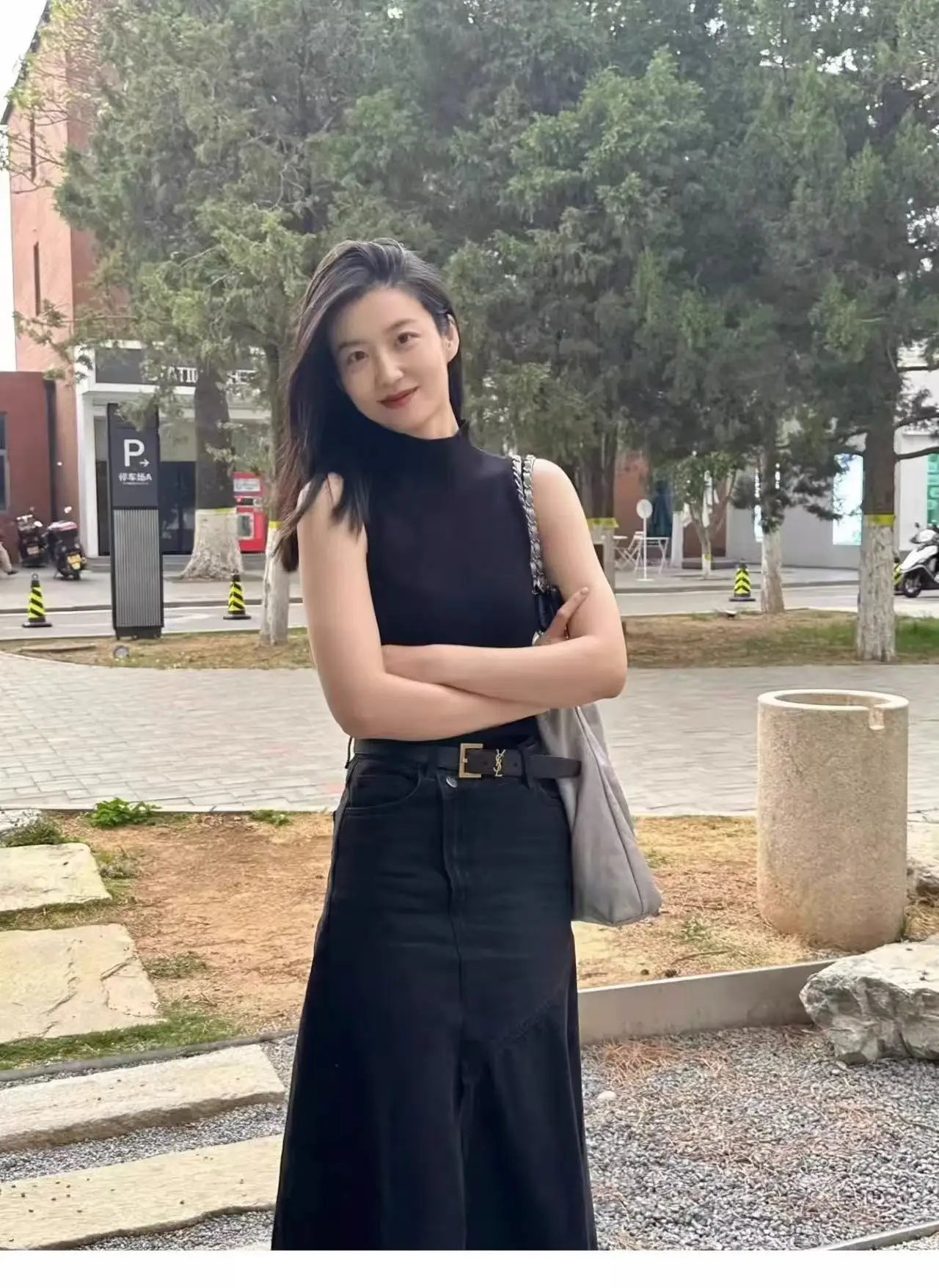 Classic Sleeveless Design Pure Lyocell Pullover Women's knitted Half Height Neck Sweater High-quality Basic Slimming style Tops
Classic Sleeveless Design Pure Lyocell Pullover Women's knitted Half Height Neck Sweater High-quality Basic Slimming style Tops