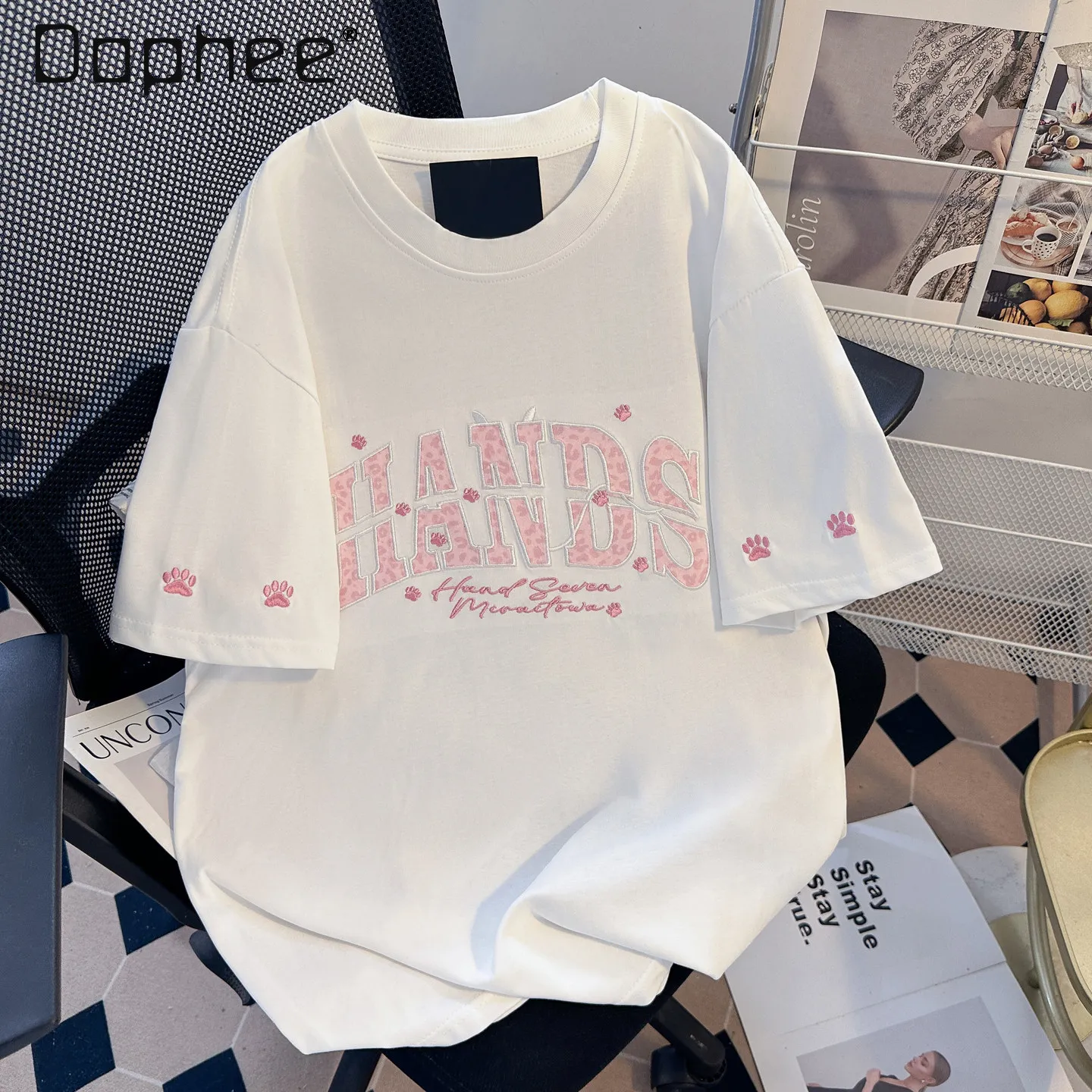 Summer Pink Leopard Print HANDS Letter T-Shirt Casual Loose Short Sleeve Streetwear Cute Paw Embroidery White Tops for Men
Summer Pink Leopard Print HANDS Letter T-Shirt Casual Loose Short Sleeve Streetwear Cute Paw Embroidery White Tops for Men