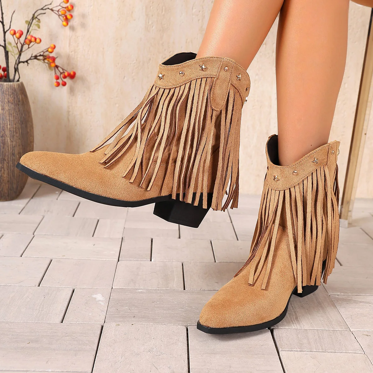 Fashionable and trendy suede large-sized mid-heel fringed boots for women 2025 autumn new style pointed rivet sleeve
Fashionable and trendy suede large-sized mid-heel fringed boots for women 2025 autumn new style pointed rivet sleeve