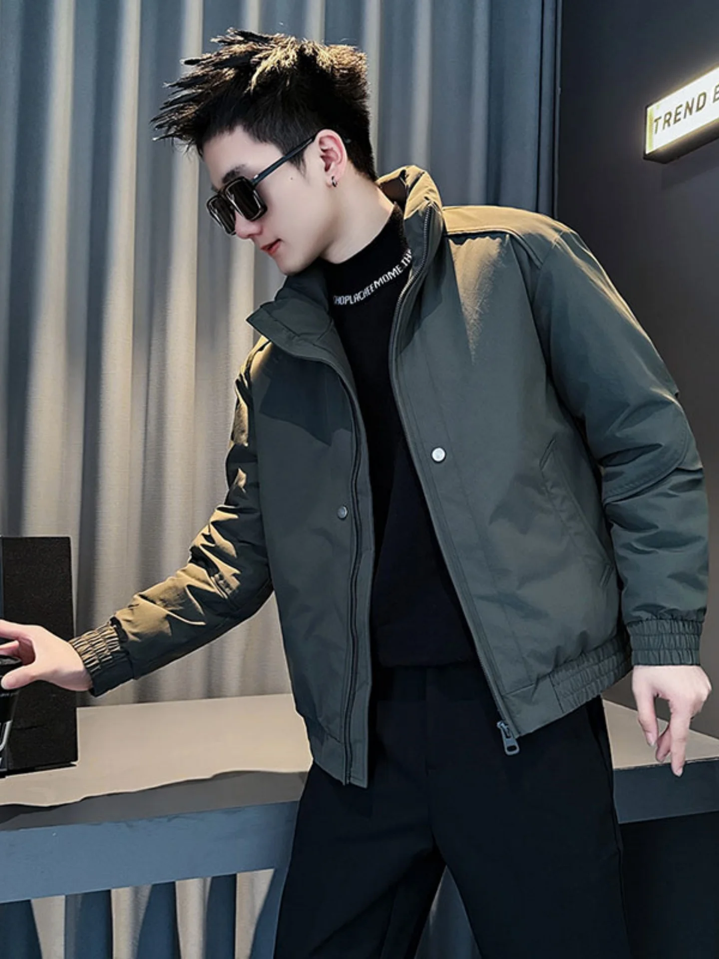 Мужская зимняя куртка-бомбер из хлопка с пуховым наполнителем, укороченная, с дизайнерскими вставками, воротником-стойкой, теплая хлопковая одежда
Мужская зимняя куртка-бомбер из хлопка с пуховым наполнителем, укороченная, с дизайнерскими вставками, воротником-стойкой, теплая хлопковая одежда