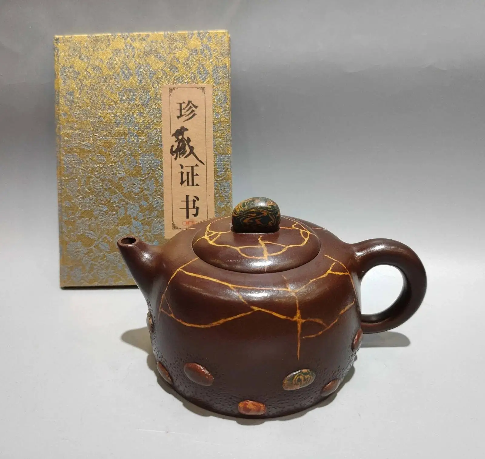 China Yi Xing Zisha Clay Handmade Exquisite Flower Teapot
China Yi Xing Zisha Clay Handmade Exquisite Flower Teapot
