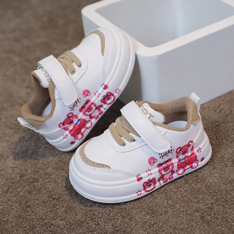 Детские кроссовки для девочек и мальчиков с мультяшным мишкой-клубничкой, белые, весенне-осенние, новые, с мягкой нескользящей подошвой, повседневные, спортивные, модные
Детские кроссовки для девочек и мальчиков с мультяшным мишкой-клубничкой, белые, весенне-осенние, новые, с мягкой нескользящей подошвой, повседневные, спортивные, модные