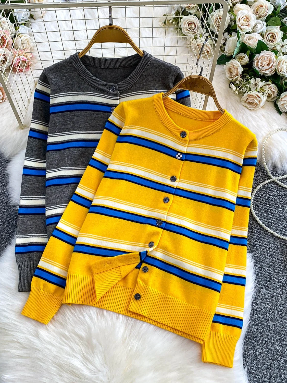 Женская универсальная свободная приталенная кофта с круглым вырезом, длинными рукавами и одной пуговицей, в полоску, для осени и зимы
Женская универсальная свободная приталенная кофта с круглым вырезом, длинными рукавами и одной пуговицей, в полоску, для осени и зимы