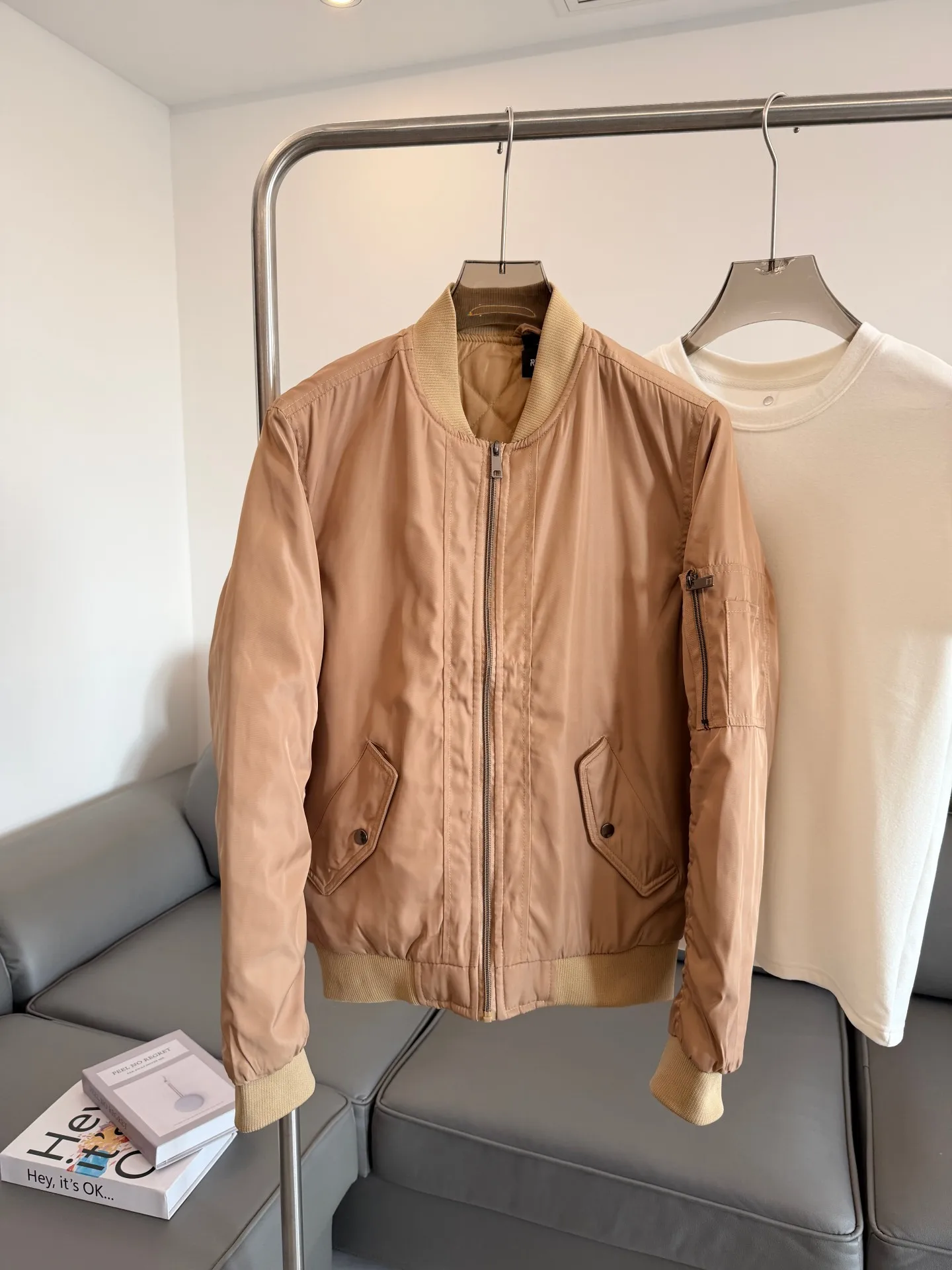 Теплая хлопковая куртка для мужчин: модная городская модель с длинным рукавом, воротником-бомбером, утепленная хлопковым наполнителем, для повседневной носки молодежью
Теплая хлопковая куртка для мужчин: модная городская модель с длинным рукавом, воротником-бомбером, утепленная хлопковым наполнителем, для повседневной носки молодежью