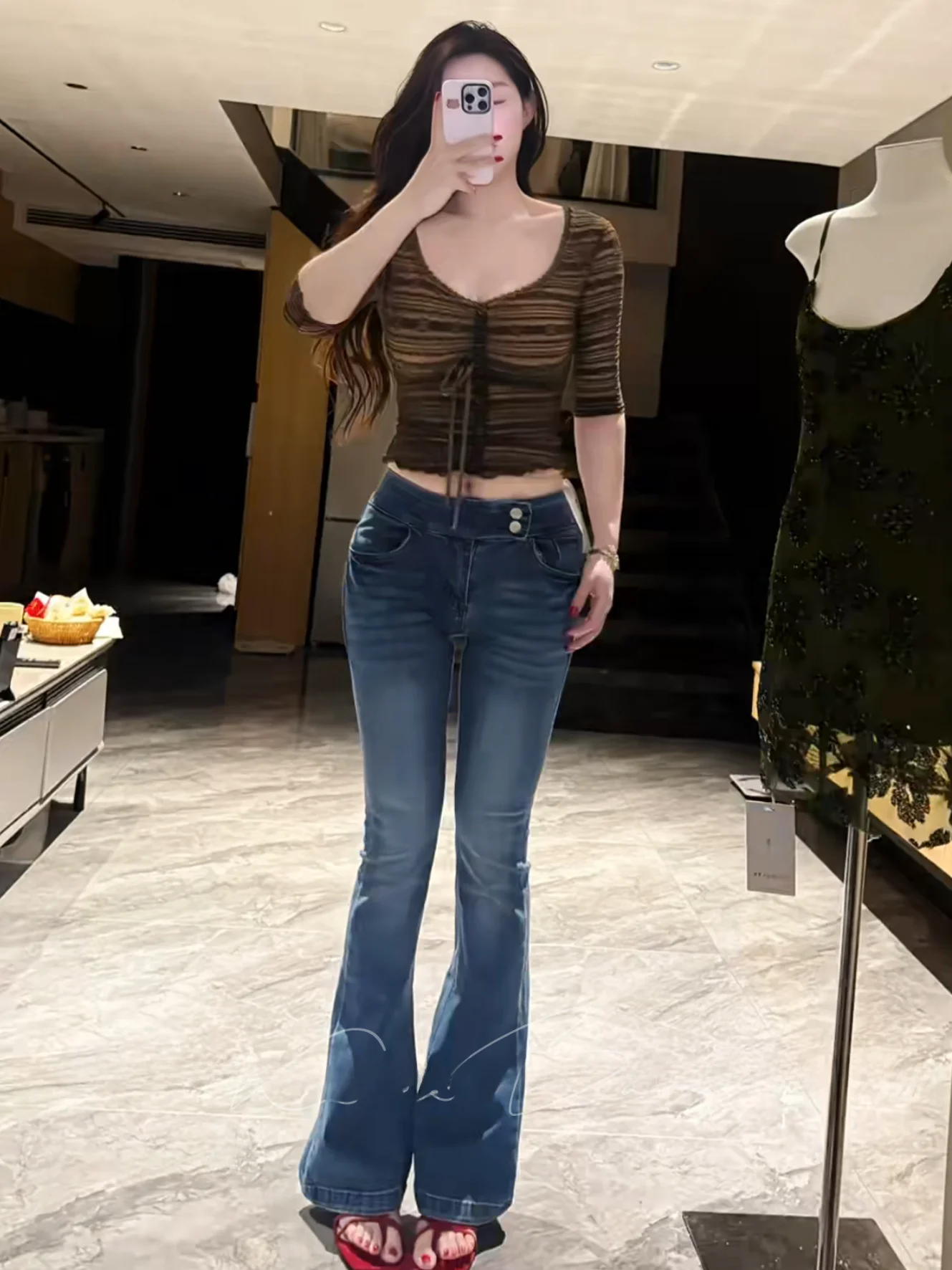 High Waist Retro Blue Double Buckle Women's Jeans with Butt Pad High Elastic Slimming Washed Micro Flared Long Trousers
High Waist Retro Blue Double Buckle Women's Jeans with Butt Pad High Elastic Slimming Washed Micro Flared Long Trousers