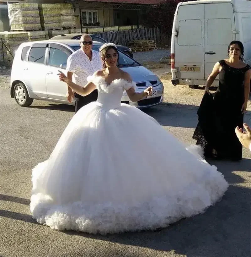 Customized Princess 3D Floral Ball Gown Wedding Dresses Off Shoulder African Arabic Puffy Tulle Country Victorian Dubai Bridal G
Customized Princess 3D Floral Ball Gown Wedding Dresses Off Shoulder African Arabic Puffy Tulle Country Victorian Dubai Bridal G