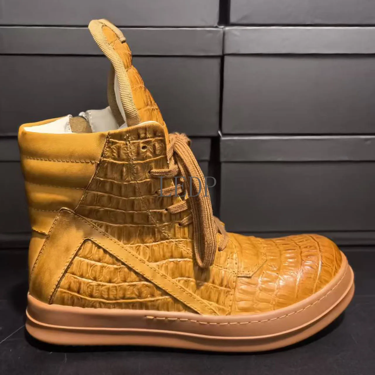 Кожаные высокие кроссовки Ro Snake Pattern для мужчин и женщин, роскошные дизайнерские ботинки на молнии со шнуровкой, желтые модные уличные туфли AB
Кожаные высокие кроссовки Ro Snake Pattern для мужчин и женщин, роскошные дизайнерские ботинки на молнии со шнуровкой, желтые модные уличные туфли AB