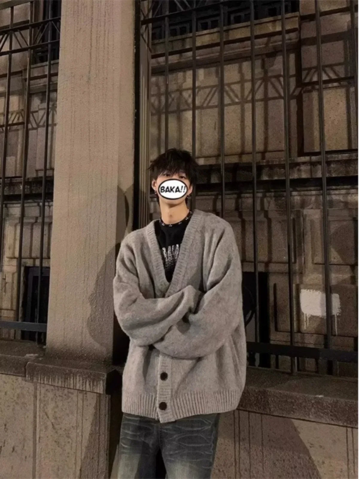 Мужской вязаный кардиган оверсайз с V-образным вырезом, свободный крой, осенне-зимний, модный, с длинными рукавами, однотонный, для создания молодежного образа
Мужской вязаный кардиган оверсайз с V-образным вырезом, свободный крой, осенне-зимний, модный, с длинными рукавами, однотонный, для создания молодежного образа