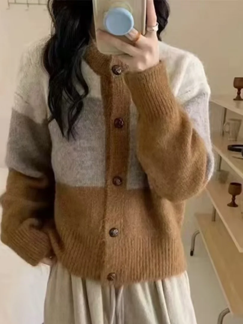 Loose Knitted Sweater Coat Short Style Women's Soft Comfortable Korean Style Color Block Cardigan Autumn Winter New Arrival
Loose Knitted Sweater Coat Short Style Women's Soft Comfortable Korean Style Color Block Cardigan Autumn Winter New Arrival