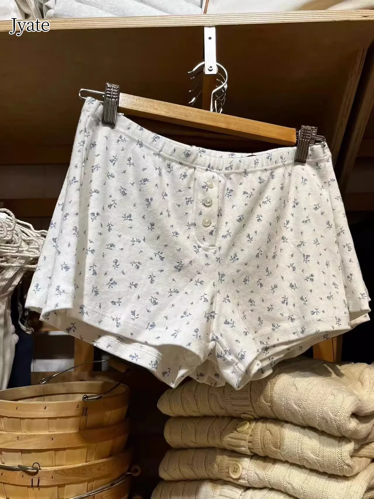 Jyate Floral Print Sweet Shorts Cotton Comfort Elastic Waist Casual Summer Classic Three Button Women Homewear Shorts Y2K 2024
Jyate Floral Print Sweet Shorts Cotton Comfort Elastic Waist Casual Summer Classic Three Button Women Homewear Shorts Y2K 2024