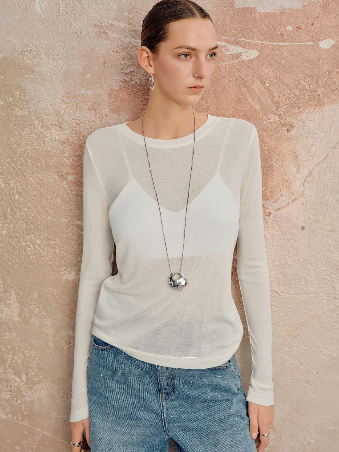 Женская футболка SVLI Cloud Soft 0 Prure Sensation из лиоцелла и шерсти, классическая, универсальная, слегка прозрачная, приталенного кроя.
Женская футболка SVLI Cloud Soft 0 Prure Sensation из лиоцелла и шерсти, классическая, универсальная, слегка прозрачная, приталенного кроя.