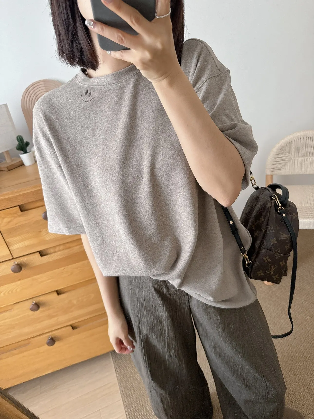 Футболка с цветочным принтом и вышивкой, свободного кроя, из смесового хлопка и полиэстера, с круглым вырезом, повседневная.
Футболка с цветочным принтом и вышивкой, свободного кроя, из смесового хлопка и полиэстера, с круглым вырезом, повседневная.