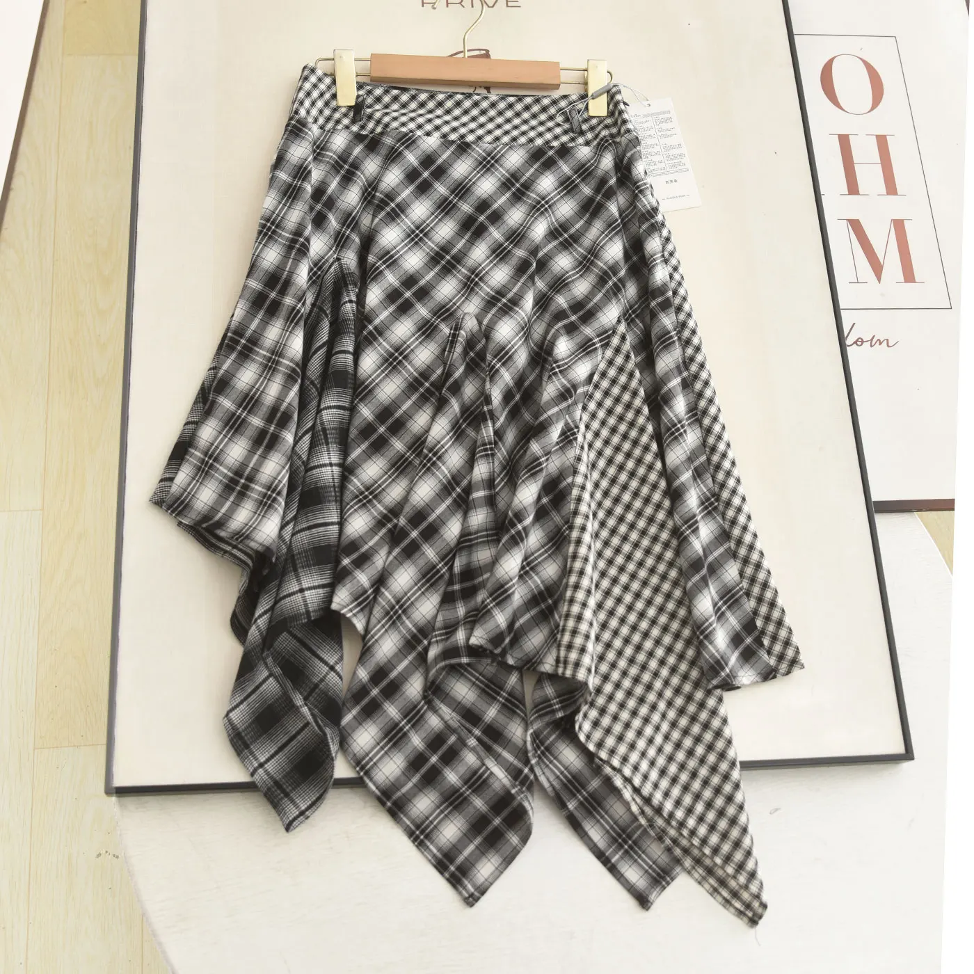 Sweet And Cool Style Midi Plaid Skirt High Waist Slimming Drapey A-Line Skirt for Women Asymmetrical Uneven Hemline
Sweet And Cool Style Midi Plaid Skirt High Waist Slimming Drapey A-Line Skirt for Women Asymmetrical Uneven Hemline