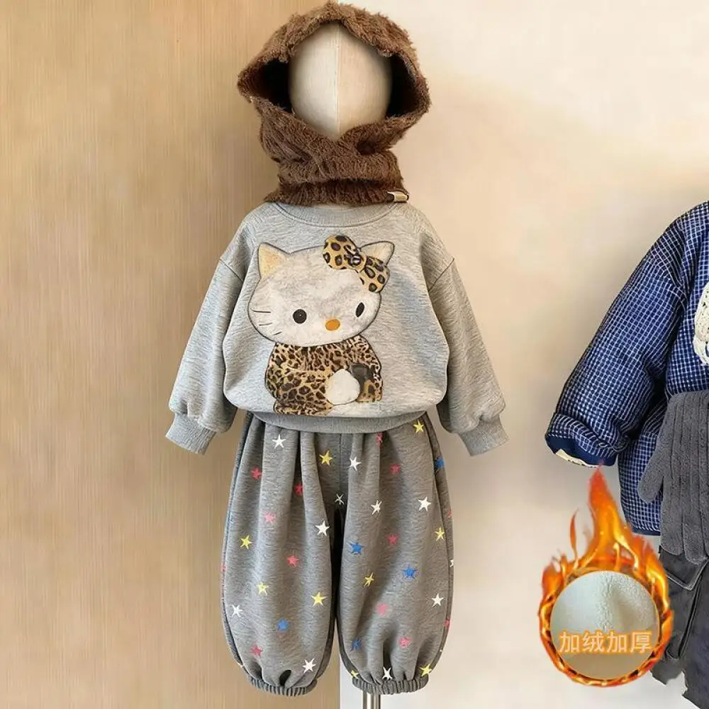Sanrio Hello Kitty Kawaii аниме модный комплект из 2 предметов детская одежда топы мультфильм Kt Cat теплые повседневные штаны детские плюшевые штаны
Sanrio Hello Kitty Kawaii аниме модный комплект из 2 предметов детская одежда топы мультфильм Kt Cat теплые повседневные штаны детские плюшевые штаны