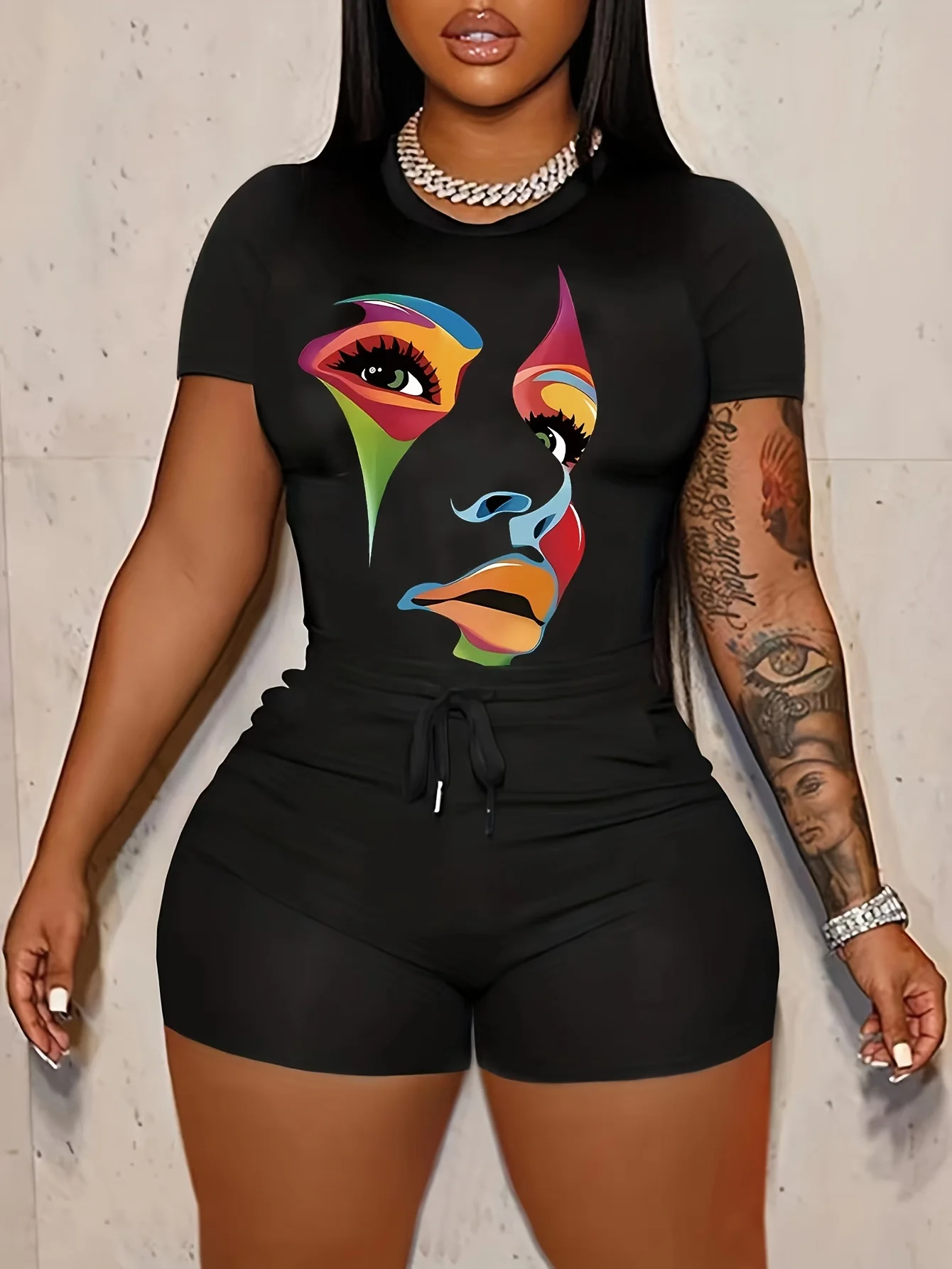 Повседневный весенне-летний комплект из двух предметов Top Pick, футболка с короткими рукавами с абстрактным принтом лица и однотонные узкие шорты, женская одежда
Повседневный весенне-летний комплект из двух предметов Top Pick, футболка с короткими рукавами с абстрактным принтом лица и однотонные узкие шорты, женская одежда