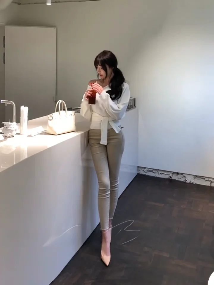 Elegant High Waist Slim Fit Jeans Women's Autumn Fashion Korean Style Cotton Stretch Denim with Hip Padding Long Legging
Elegant High Waist Slim Fit Jeans Women's Autumn Fashion Korean Style Cotton Stretch Denim with Hip Padding Long Legging