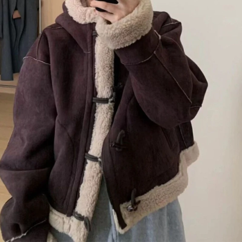 Шуба из искусственной овечьей шерсти с роговой пряжкой и капюшоном, женская короткая толстая замшевая куртка зимы 2025
Шуба из искусственной овечьей шерсти с роговой пряжкой и капюшоном, женская короткая толстая замшевая куртка зимы 2025