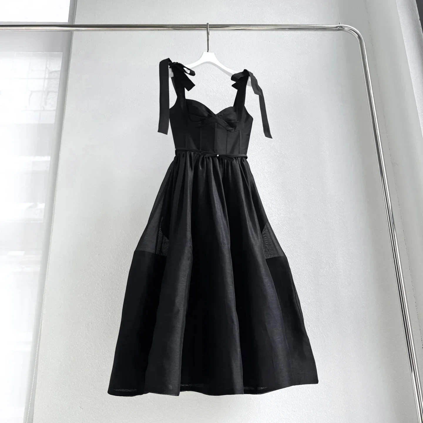 Highest Quality Version Dress Australia Design Luxury Resort Wear Silk Linen Lace-up Sleeveless A-line Long Dresses for Holiday
Highest Quality Version Dress Australia Design Luxury Resort Wear Silk Linen Lace-up Sleeveless A-line Long Dresses for Holiday