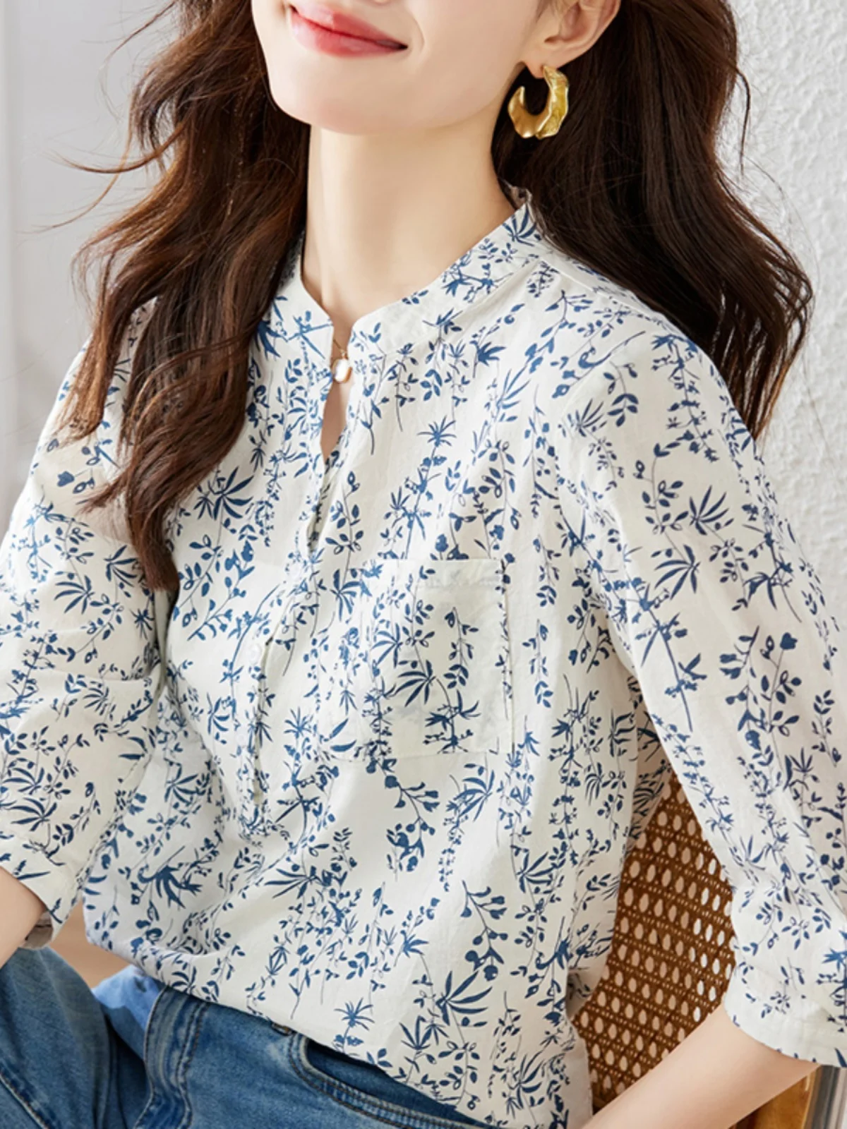 Женский повседневный топ с сине-белым фарфоровым узором, весенне-осенний хлопковый свободный крой с цветочным принтом, обычная длина све
Женский повседневный топ с сине-белым фарфоровым узором, весенне-осенний хлопковый свободный крой с цветочным принтом, обычная длина све