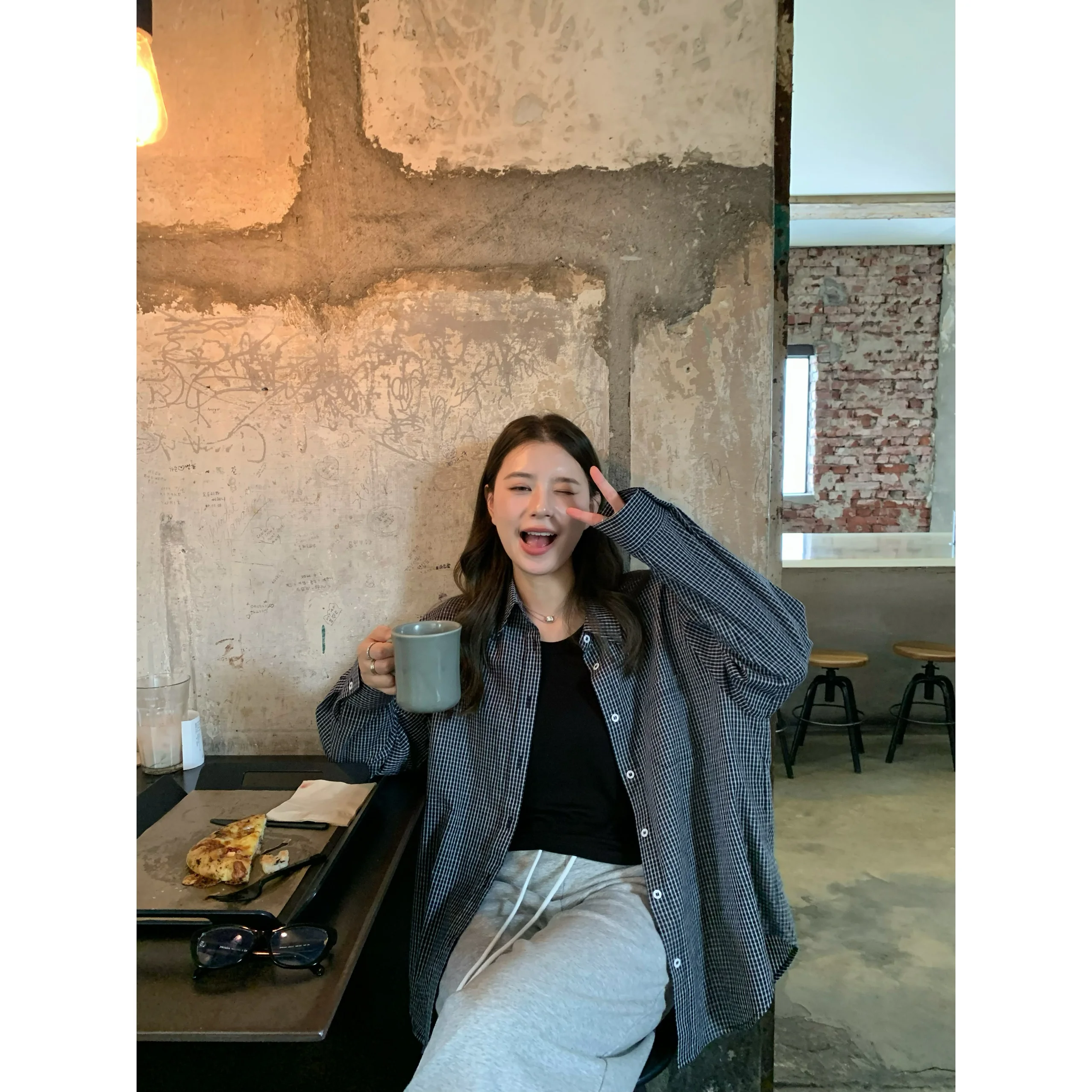 Синяя клетчатая рубашка свободного кроя, универсальная, стройнящая, с прямыми штанинами, женская, с длинными рукавами, для осеннего сезона, модная одежда для девушек
Синяя клетчатая рубашка свободного кроя, универсальная, стройнящая, с прямыми штанинами, женская, с длинными рукавами, для осеннего сезона, модная одежда для девушек