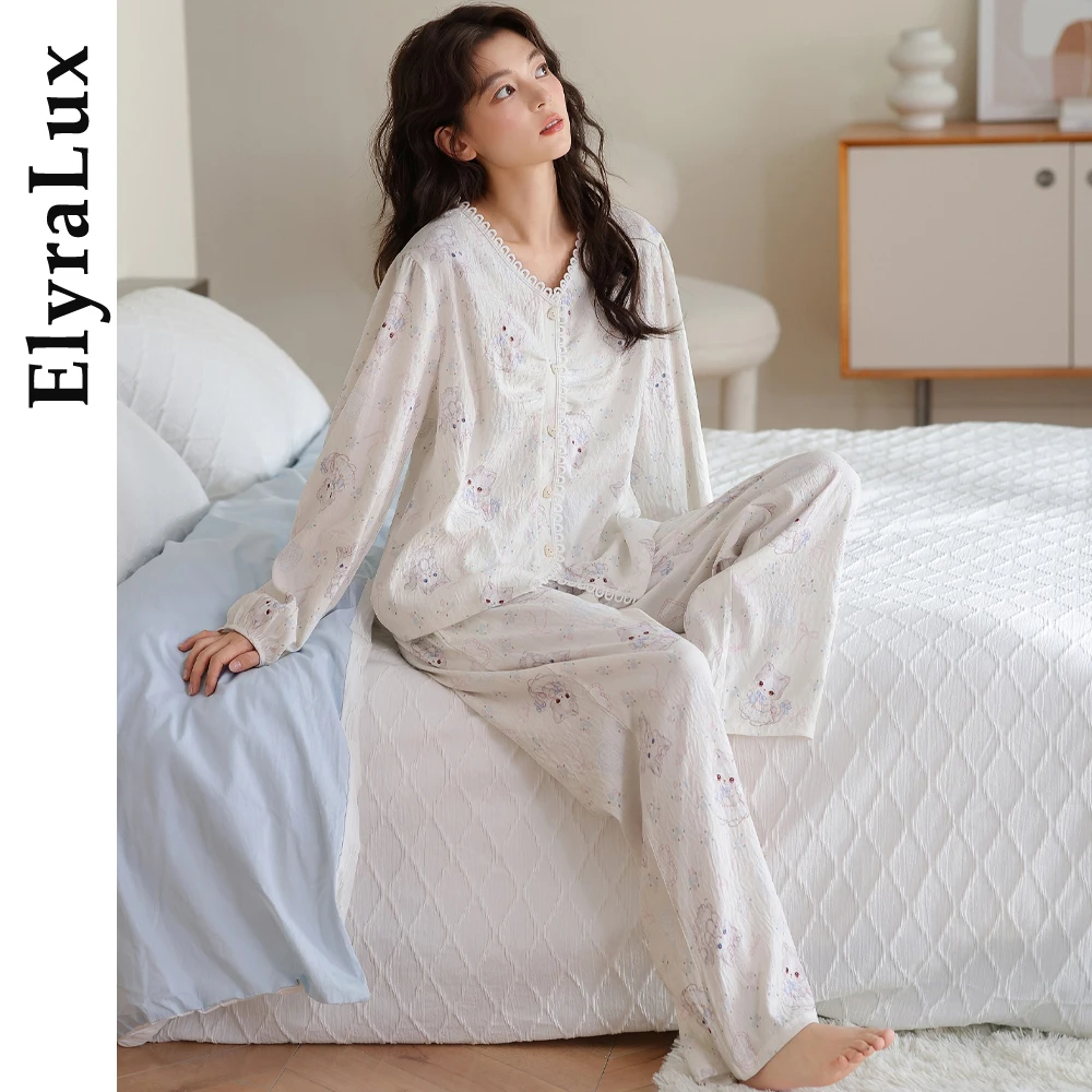 Женский милый пижамный комплект ElyraLux с длинными рукавами, кружевной отделкой с v-образным вырезом и мультяшным принтом, мягкая двойная марлевая одежда для сна, уютные домашние ночи
Женский милый пижамный комплект ElyraLux с длинными рукавами, кружевной отделкой с v-образным вырезом и мультяшным принтом, мягкая двойная марлевая одежда для сна, уютные домашние ночи