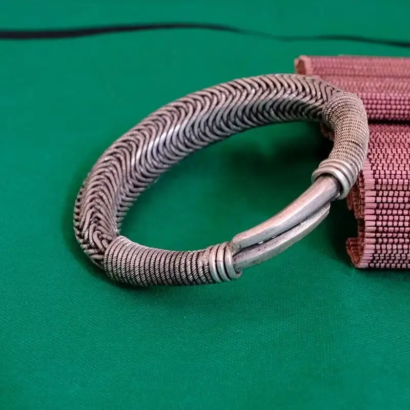 Тибетские серебряные браслеты ручной работы, винтажные украшения с круглыми элементами, праздничные подарки для семьи и друзей.
Тибетские серебряные браслеты ручной работы, винтажные украшения с круглыми элементами, праздничные подарки для семьи и друзей.