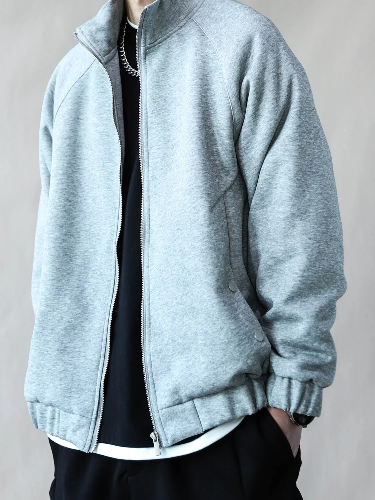 Мужская винтажная куртка в американском стиле с воротником-стойкой, свободная повседневная куртка на весну-осень, новинка 2026 года, модный мужской свитшот
Мужская винтажная куртка в американском стиле с воротником-стойкой, свободная повседневная куртка на весну-осень, новинка 2026 года, модный мужской свитшот