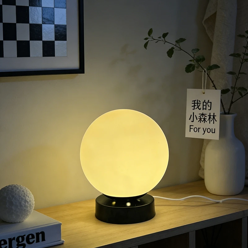 Винтажная настольная лампа в форме шара, американский минимализм середины века, креативная, с теплым светом, для рабочего стола, спальни, прикроватная, уютная
Винтажная настольная лампа в форме шара, американский минимализм середины века, креативная, с теплым светом, для рабочего стола, спальни, прикроватная, уютная