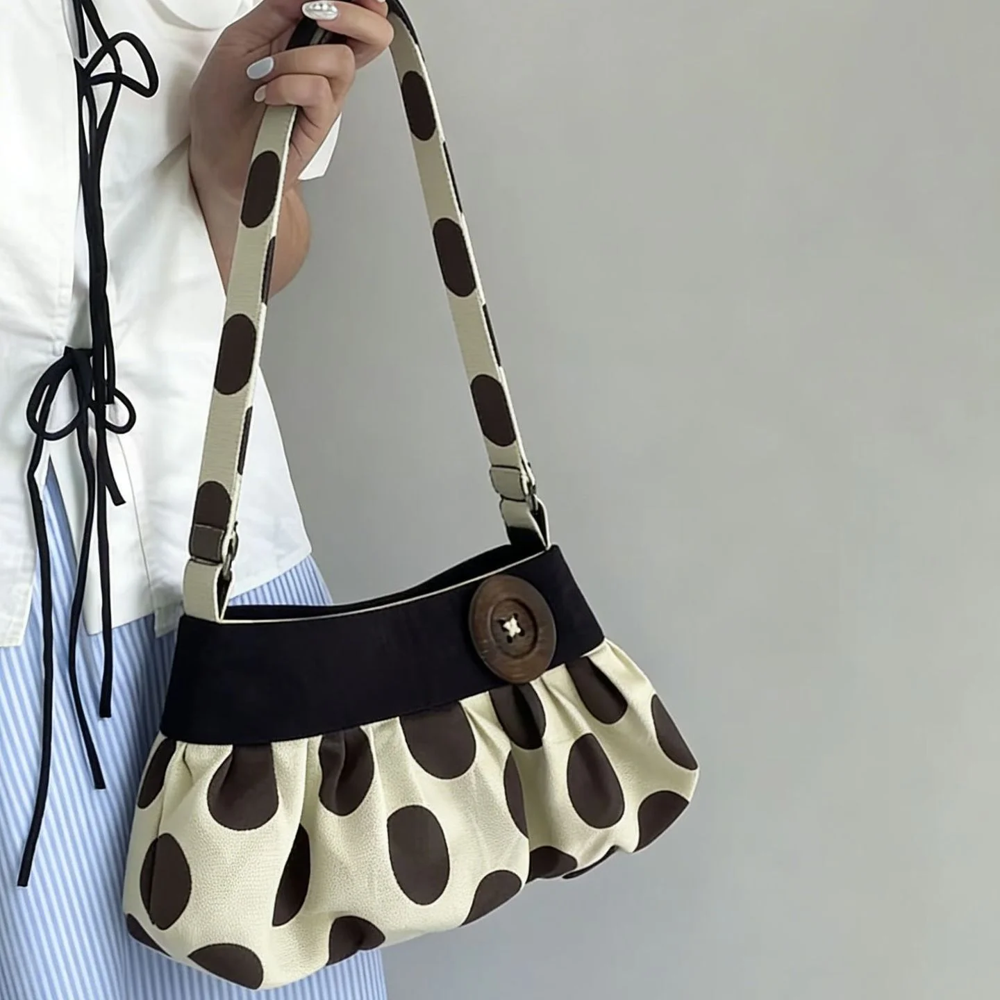 Unique Polka Dot Pleated Shoulder Bag for Women Niche Design Versatile Commuting Bag Underarm Shoulder Bag
Unique Polka Dot Pleated Shoulder Bag for Women Niche Design Versatile Commuting Bag Underarm Shoulder Bag
