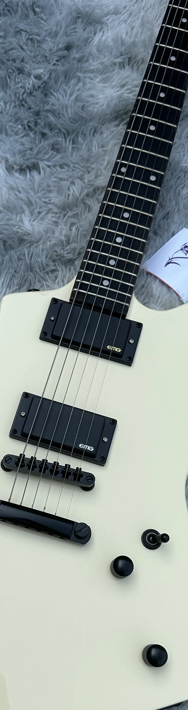 Irregular electric guitar, made of imported wood, Creamy yellow pearl inlaid fingerboard, EMG active pickup, white light, in sto
Irregular electric guitar, made of imported wood, Creamy yellow pearl inlaid fingerboard, EMG active pickup, white light, in sto