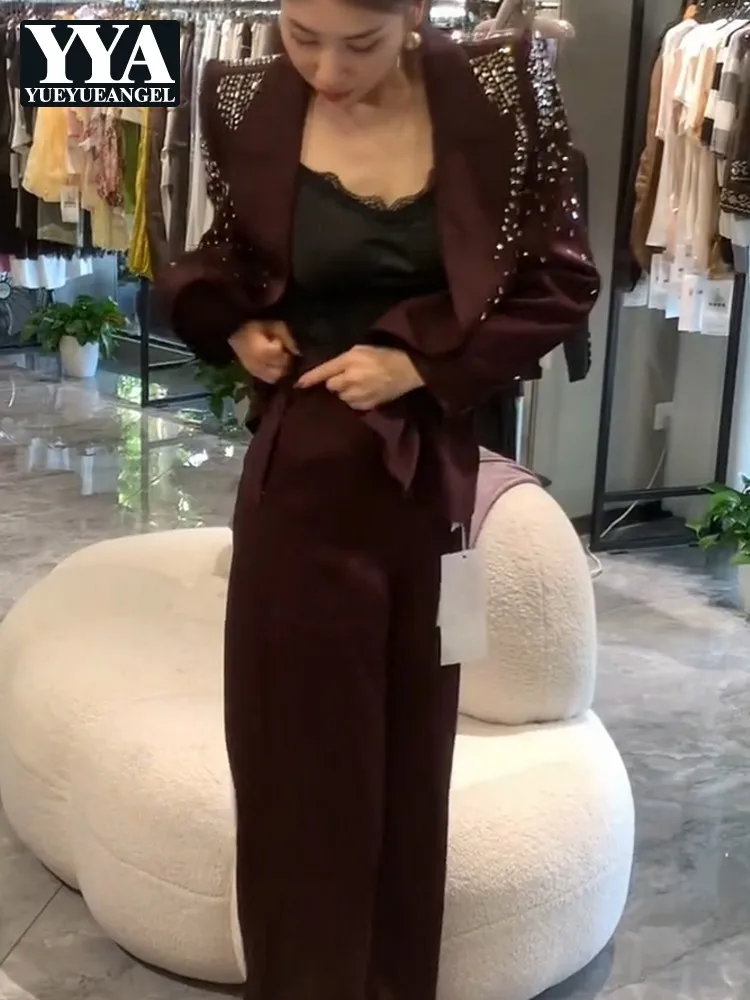 Женский деловой костюм с блестящими стразами: блейзер и брюки с широкими штанинами, облегающий крой, для офиса
Женский деловой костюм с блестящими стразами: блейзер и брюки с широкими штанинами, облегающий крой, для офиса