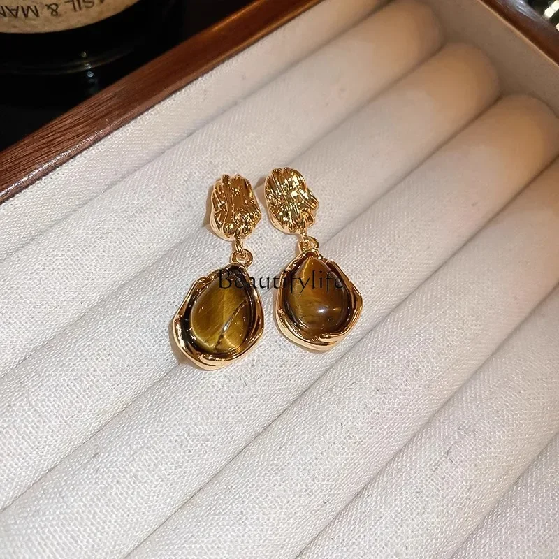 Retro tiger's eye stone earrings niche 2023 new popular high-end earrings pendant women
Retro tiger's eye stone earrings niche 2023 new popular high-end earrings pendant women