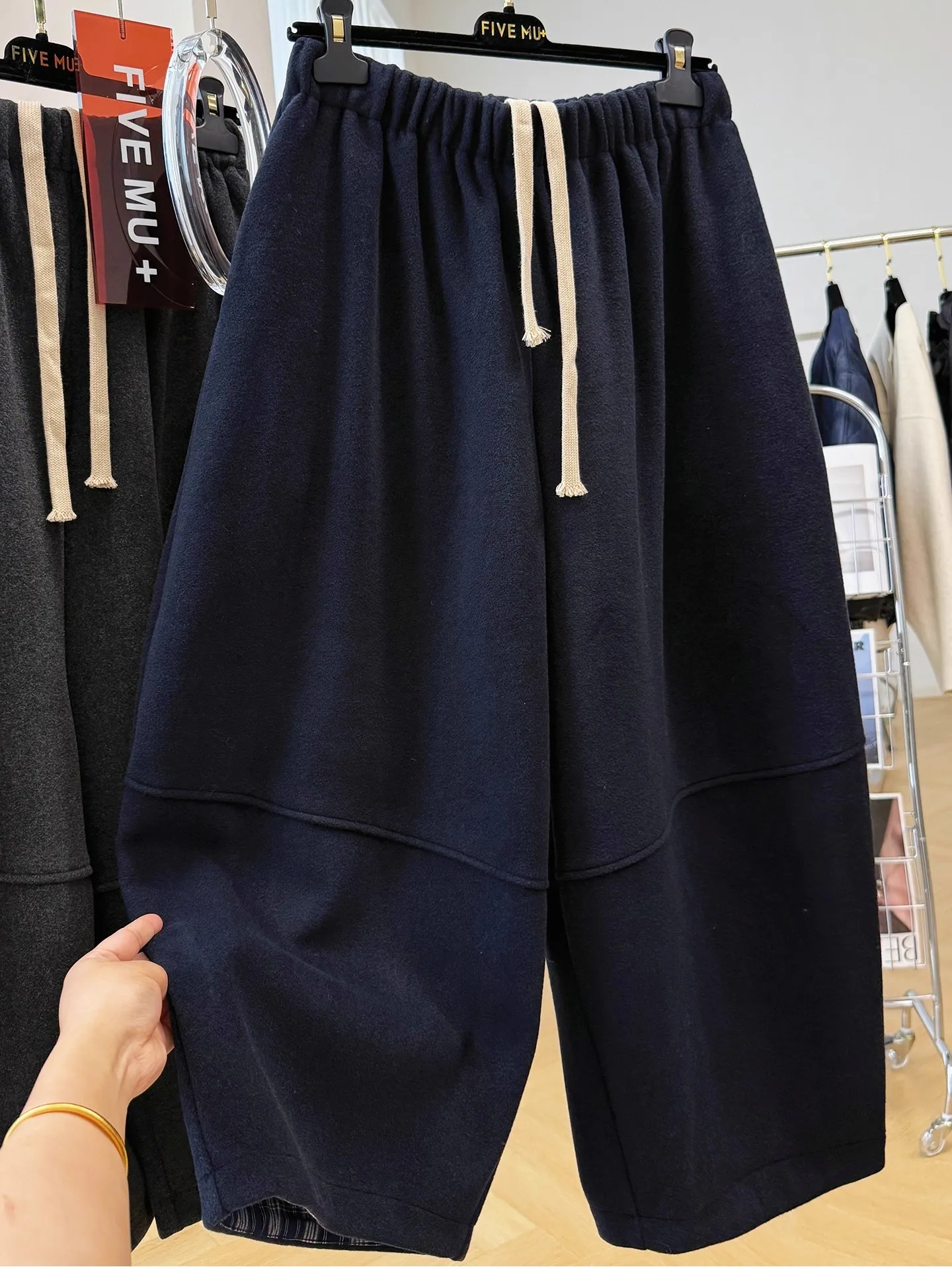 Свободные брюки-баллоны женские, повседневные, в корейском стиле, модные, шерстяные, осенне-зимние, с высокой талией, на резинке
Свободные брюки-баллоны женские, повседневные, в корейском стиле, модные, шерстяные, осенне-зимние, с высокой талией, на резинке