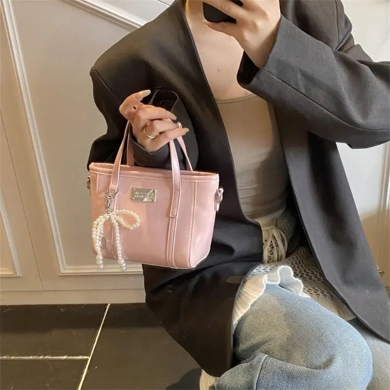 X90D Eye Catching PU Leather Shoulder Bag with Bows Pendant and Adjustable Strap Stylish Crossbody Bags for Modern Women
X90D Eye Catching PU Leather Shoulder Bag with Bows Pendant and Adjustable Strap Stylish Crossbody Bags for Modern Women