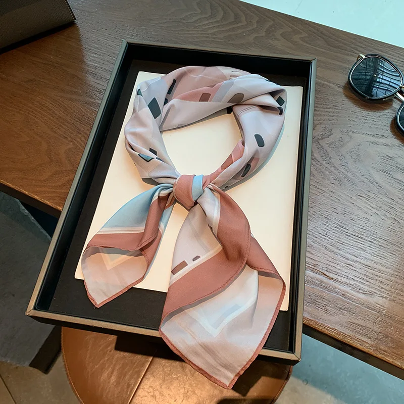 Летняя горячая распродажа, стильный шелковый квадратный шарф, женский модный универсальный элитный подарок, оптовая продажа, Marque De Luxe Femme
Летняя горячая распродажа, стильный шелковый квадратный шарф, женский модный универсальный элитный подарок, оптовая продажа, Marque De Luxe Femme