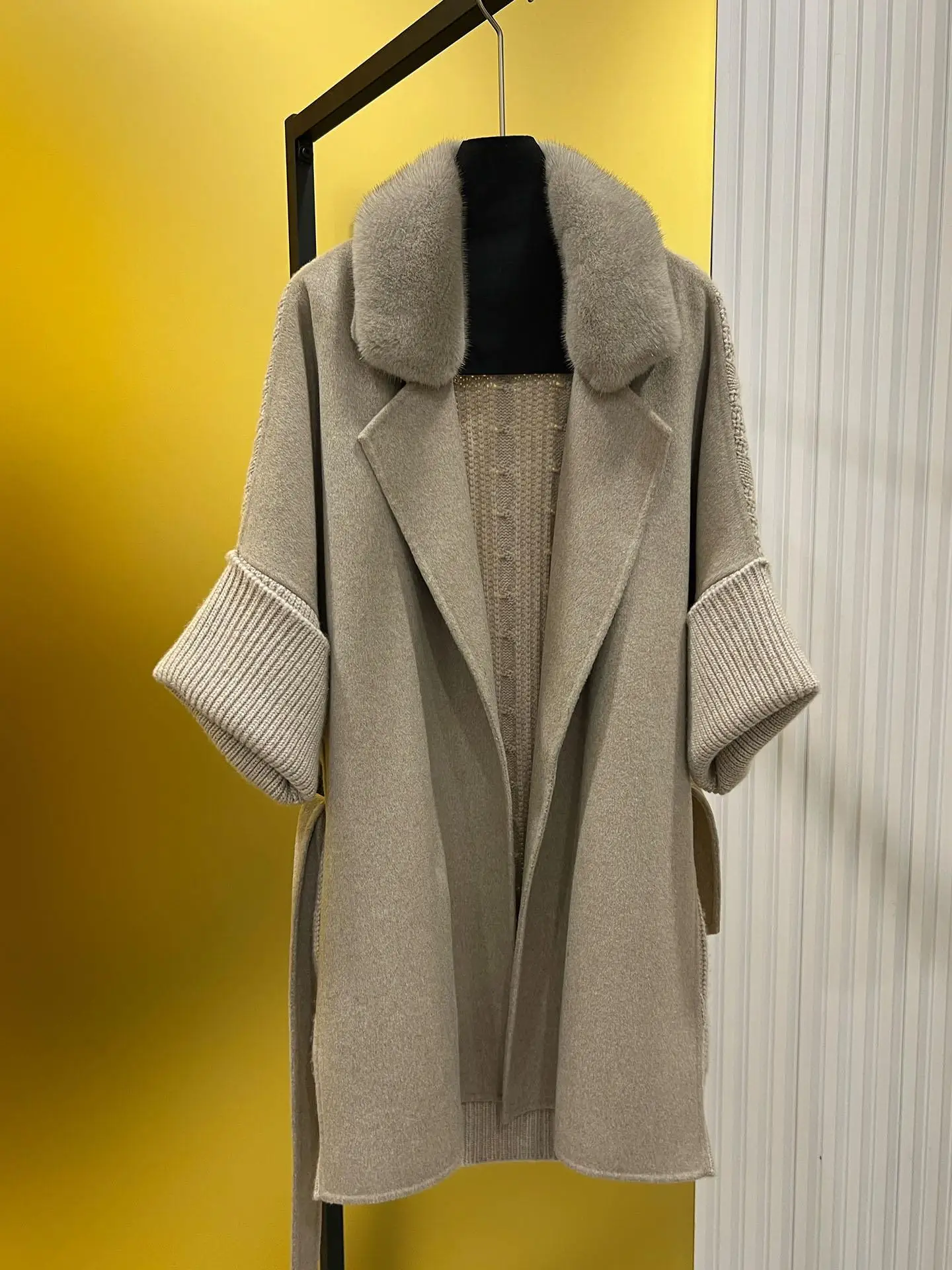 Вязаное шерстяное флисовое норковое пальто, стиль верхней одежды, средней длины
Вязаное шерстяное флисовое норковое пальто, стиль верхней одежды, средней длины