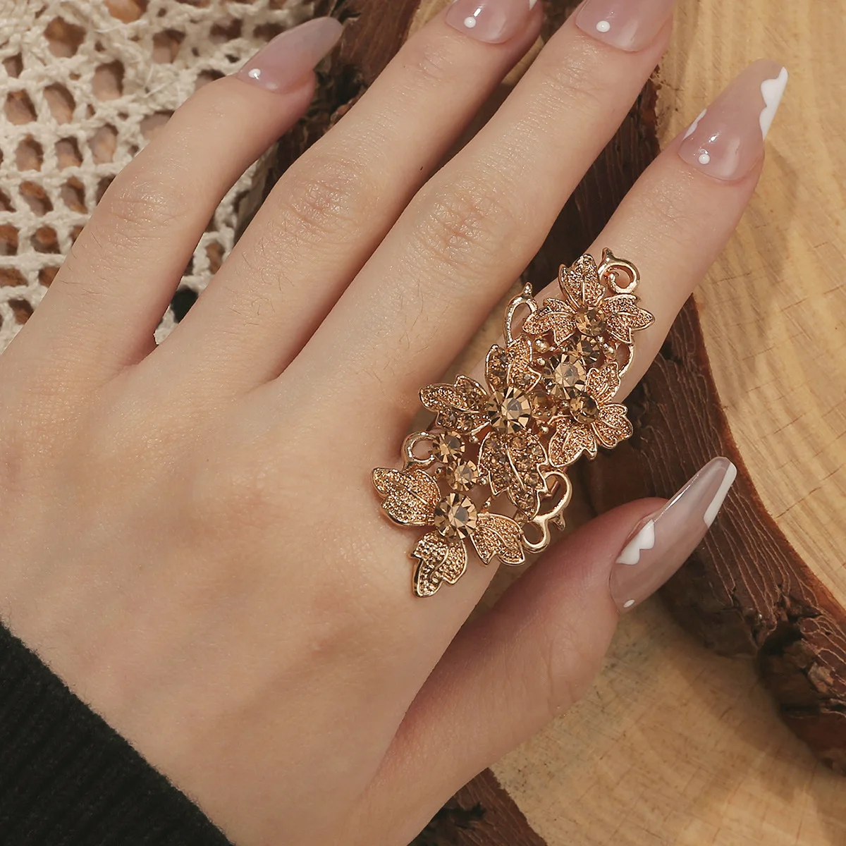 Модное ретро-кольцо с бриллиантами, регулируемое, в форме звезды, геометрическое, трендовое, персонализированное, аксессуар.
Модное ретро-кольцо с бриллиантами, регулируемое, в форме звезды, геометрическое, трендовое, персонализированное, аксессуар.