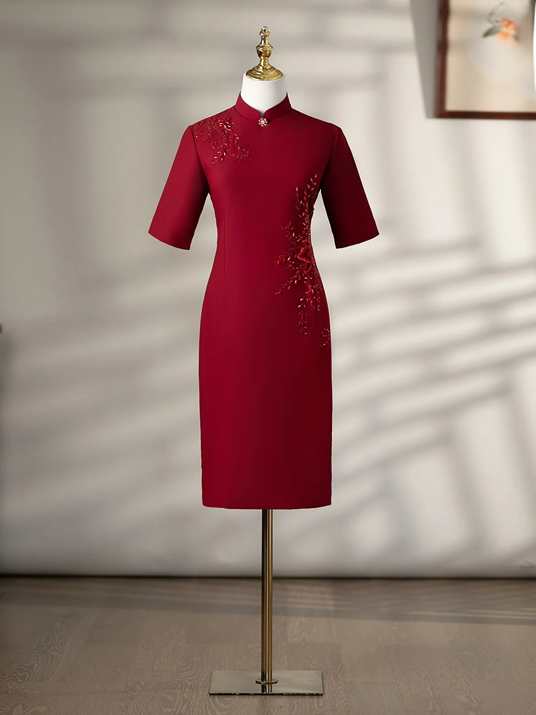 Элегантное китайское свадебное платье для мамы: высококачественный атлас, ручная вышивка бисером, ретро-стиль, яркие пайетки, средняя талия
Элегантное китайское свадебное платье для мамы: высококачественный атлас, ручная вышивка бисером, ретро-стиль, яркие пайетки, средняя талия