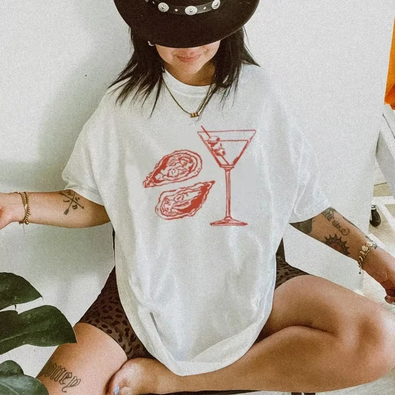 Martini Oyster Print 90s Retro Graphic Tees Women Grunge Streetwear T-Shirts Cocktail Food Shirt Vintage Y2k Aesthetic Clothes
Martini Oyster Print 90s Retro Graphic Tees Women Grunge Streetwear T-Shirts Cocktail Food Shirt Vintage Y2k Aesthetic Clothes