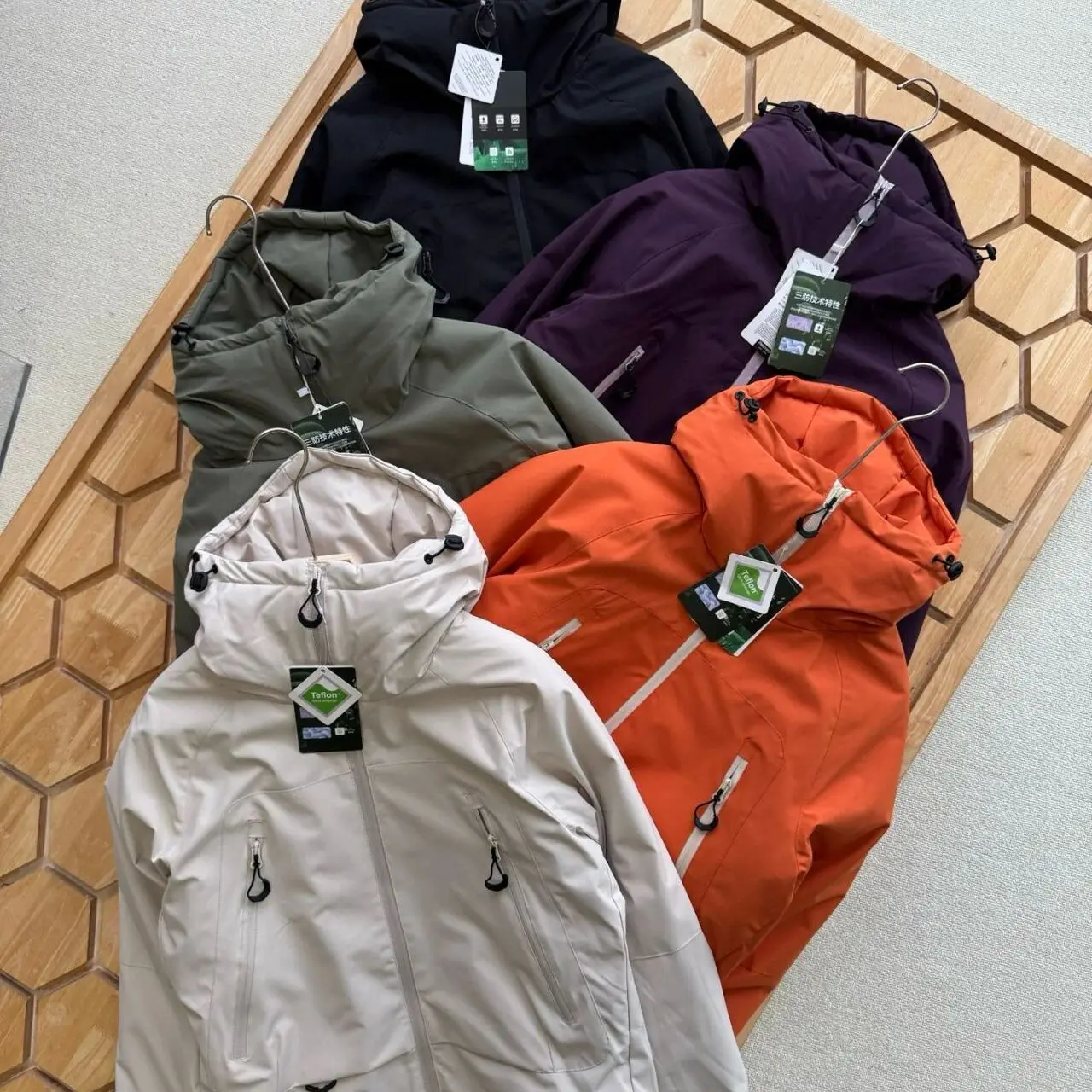 Outdoor Men's Tee-in-One Detachable Inner Thiened Hooded Windproof Jaet Coat Faionable Stand Fit Long Sve
Outdoor Men's Tee-in-One Detachable Inner Thiened Hooded Windproof Jaet Coat Faionable Stand Fit Long Sve