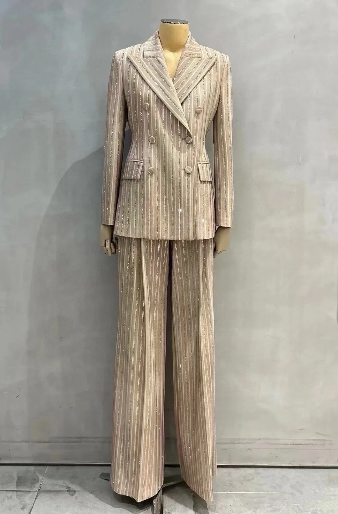 Luxury Rhinestones Striped Khaki Outfits Fashion Double Breasted Slim Jacket Elegant Ladies Silk Lining Wide Leg Pants Set
Luxury Rhinestones Striped Khaki Outfits Fashion Double Breasted Slim Jacket Elegant Ladies Silk Lining Wide Leg Pants Set